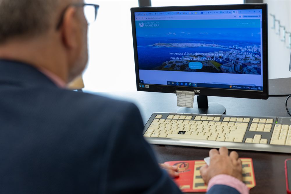 Agente inmobiliario buscando casas en venta y alquiler en Galicia